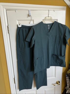 Dagacci scrub sets
  ( deep green color )